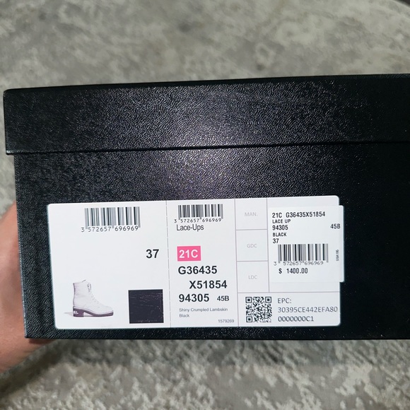 CHANEL Shiny Crumpled Lambskin boots - Picture 6 of 8